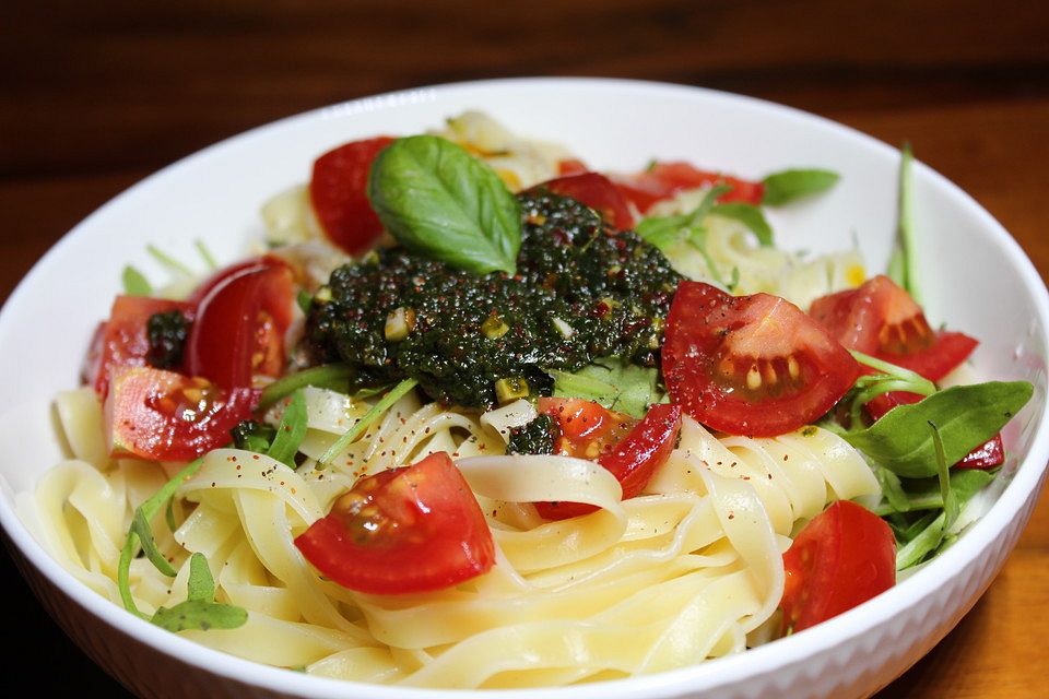 Pasta mit Rucola, Tomate und Bärlauchpaste