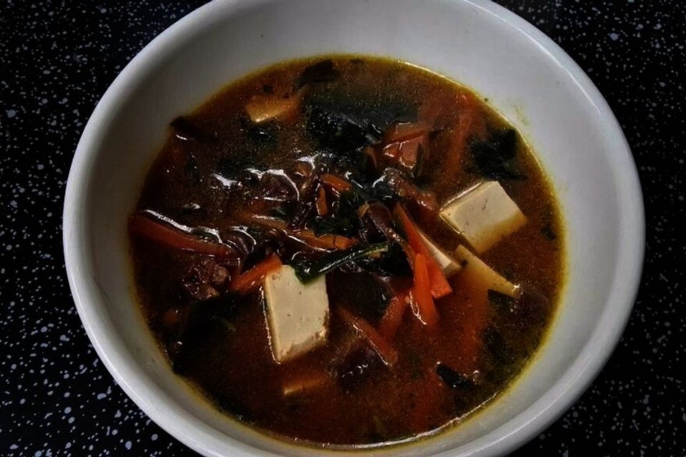 Misosuppe mit Gemüse und Tofu