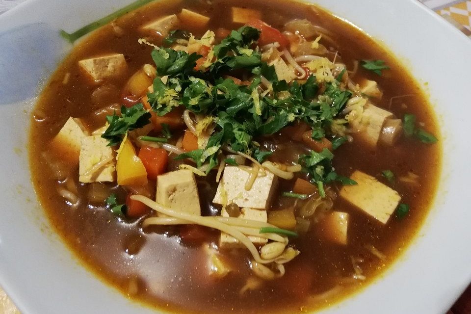 Misosuppe mit Gemüse und Tofu