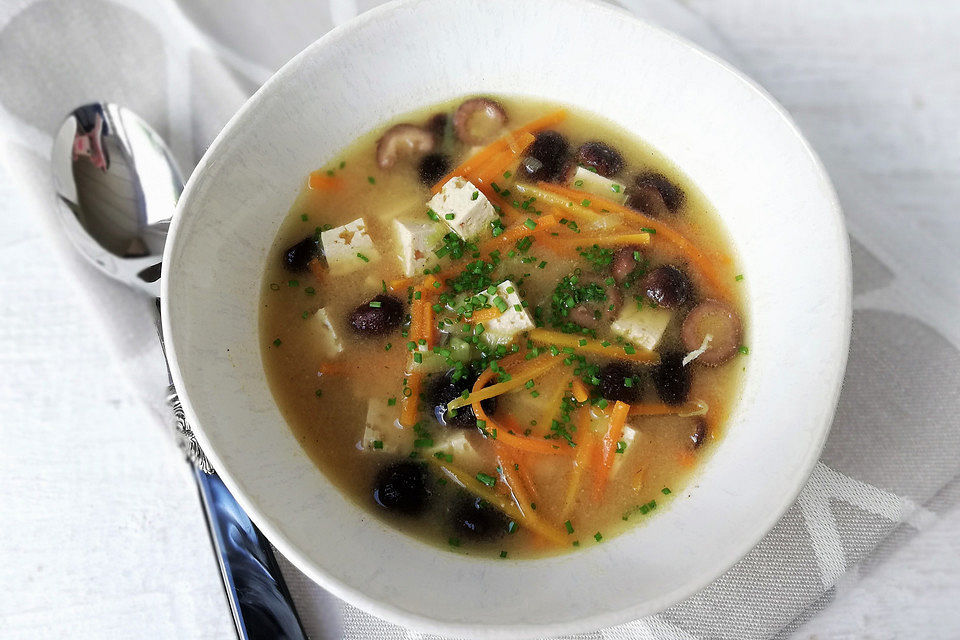 Misosuppe mit Gemüse und Tofu