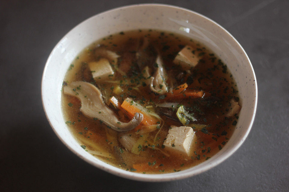 Misosuppe mit Gemüse und Tofu