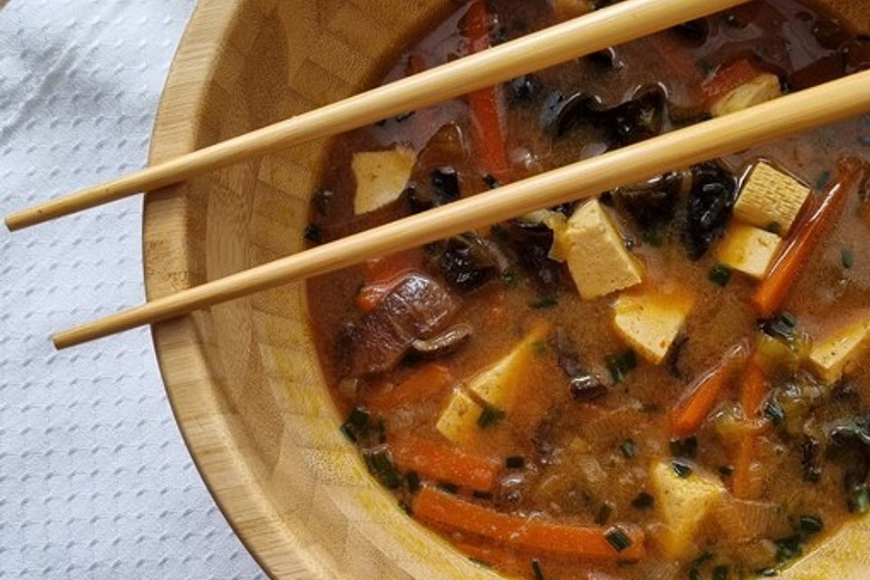 Misosuppe mit Gemüse und Tofu