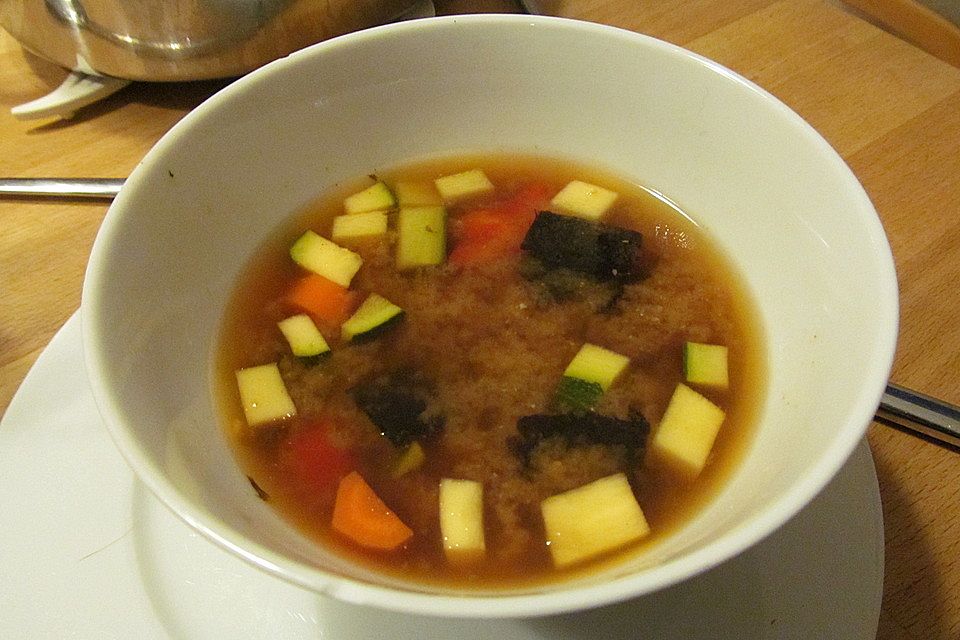 Misosuppe mit Gemüse und Tofu