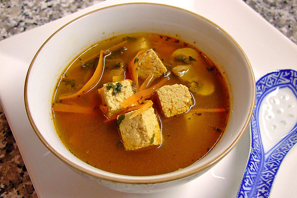 Misosuppe mit Gemüse und Tofu