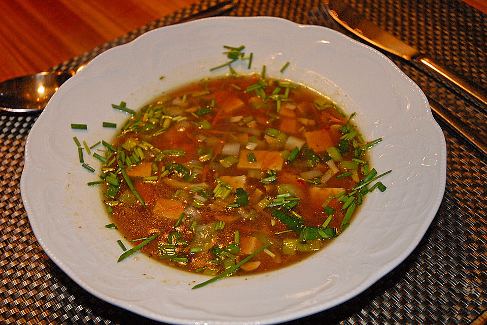 Misosuppe mit Gemüse und Tofu