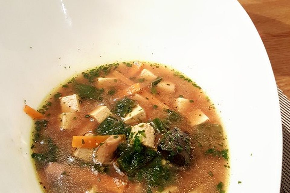 Misosuppe mit Gemüse und Tofu