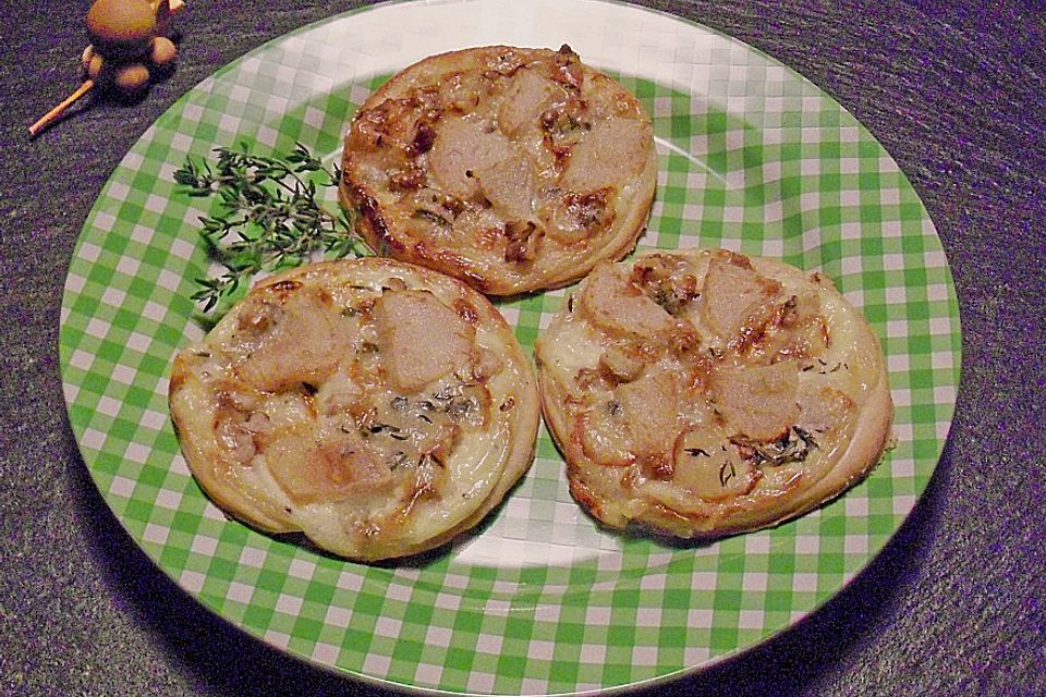 Minipizza mit Gorgonzola und Birne