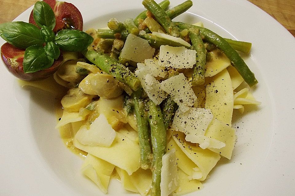 Tagliatelle mit grünen Bohnen und Champignons in Sahnesauce