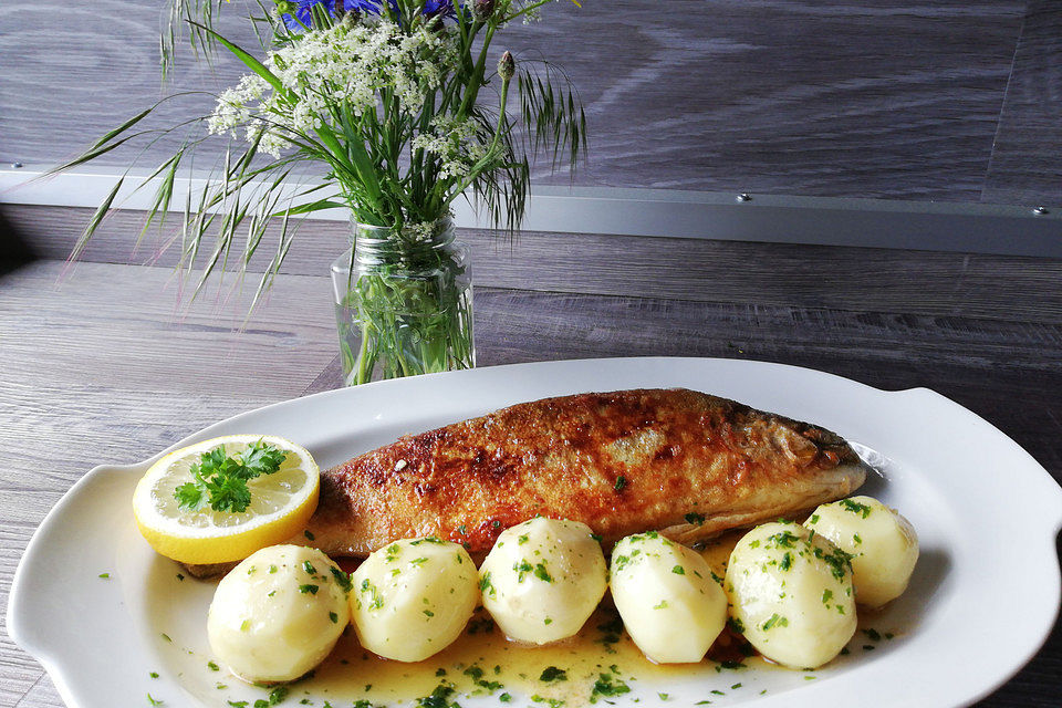 Forelle Müllerin mit Persilienkartoffeln und Blattsalat