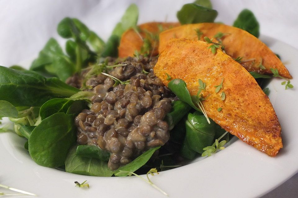 Feldsalat mit Belugalinsen und lauwarmen Süßkartoffeln