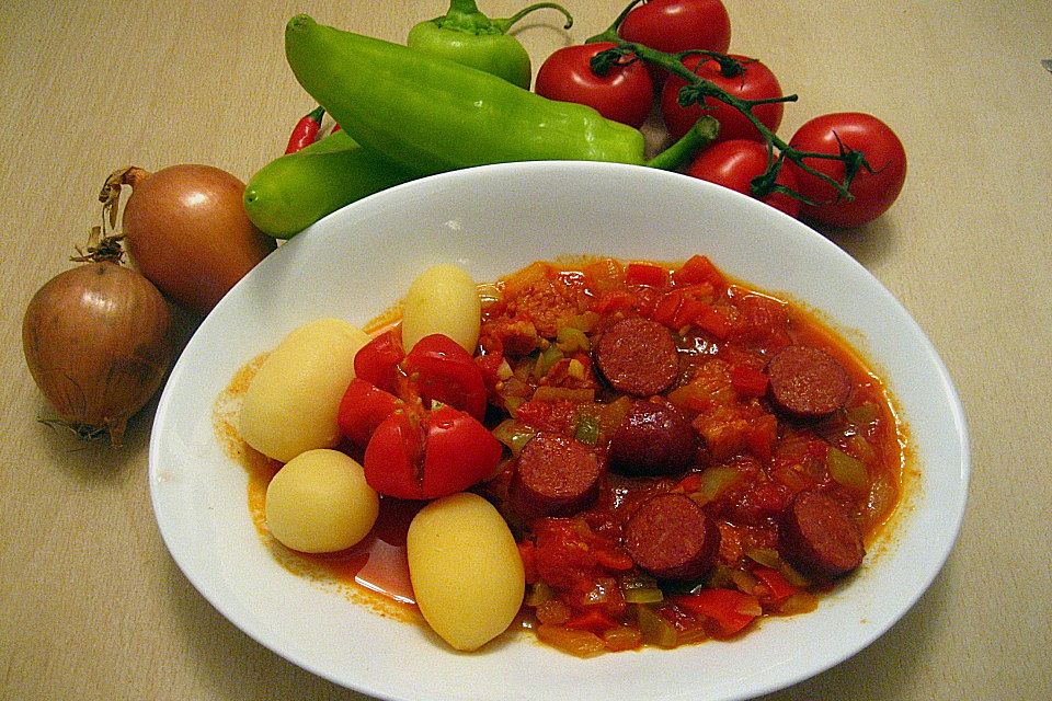 Paprika-Tomaten-Zwiebel-Topf mit Cabanossi (Letscho - Saazer Art)