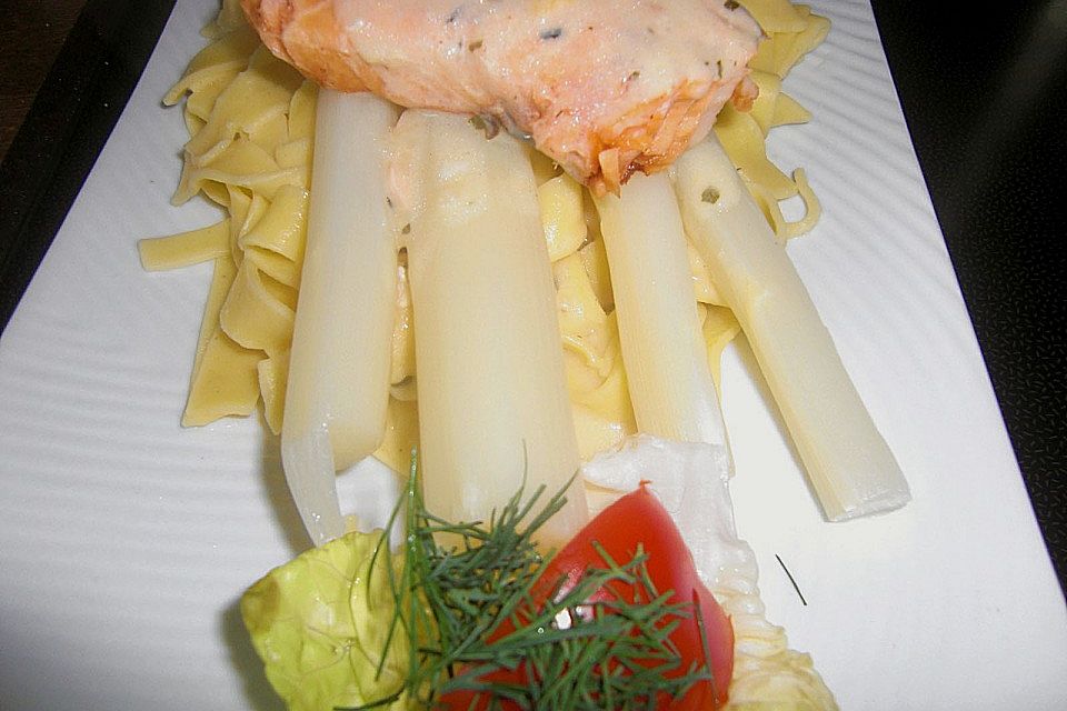 Roter Lachs mit weißem Spargel