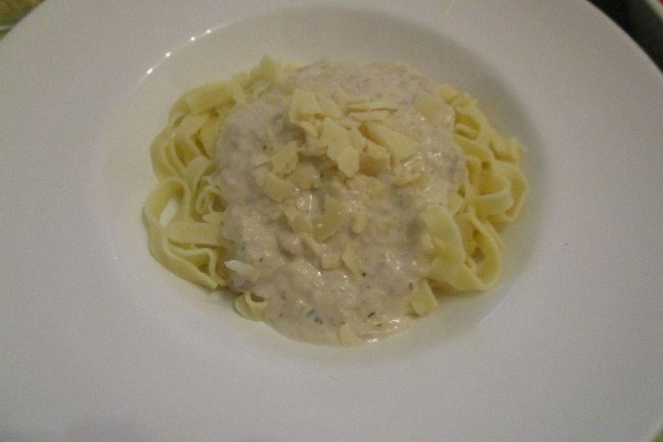 Thunfisch - Käse - Sahne - Sauce mit Nudeln