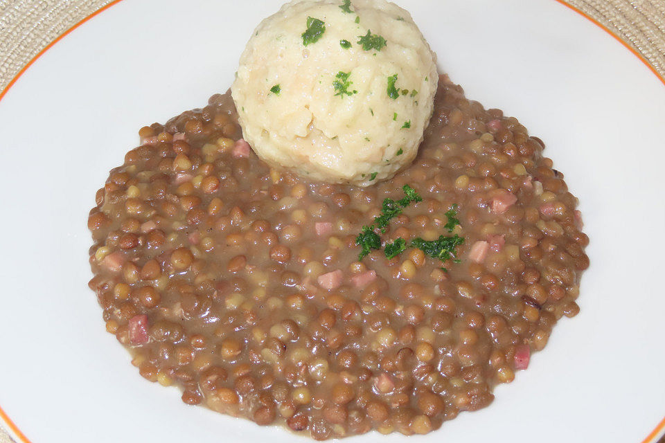 Linsen mit Speck und Semmelknödel