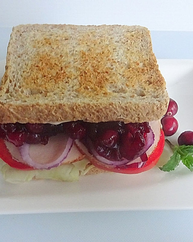 Truthansandwich mit Preiselbeerketchup