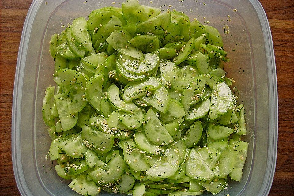 Gurkensalat mit Dill und Sesam