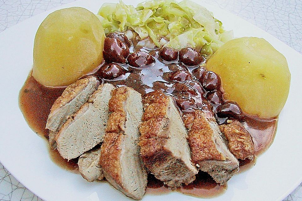 Entenbrust mit Sherry - Kirschen und Spitzkohl