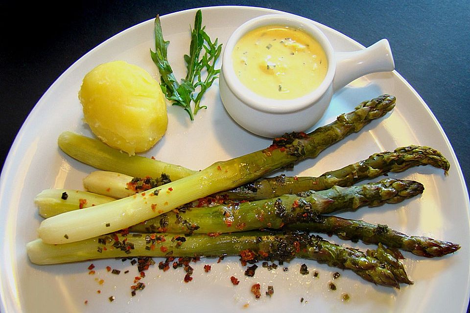 Spargel in Backpapier mit Sauce Hollandaise