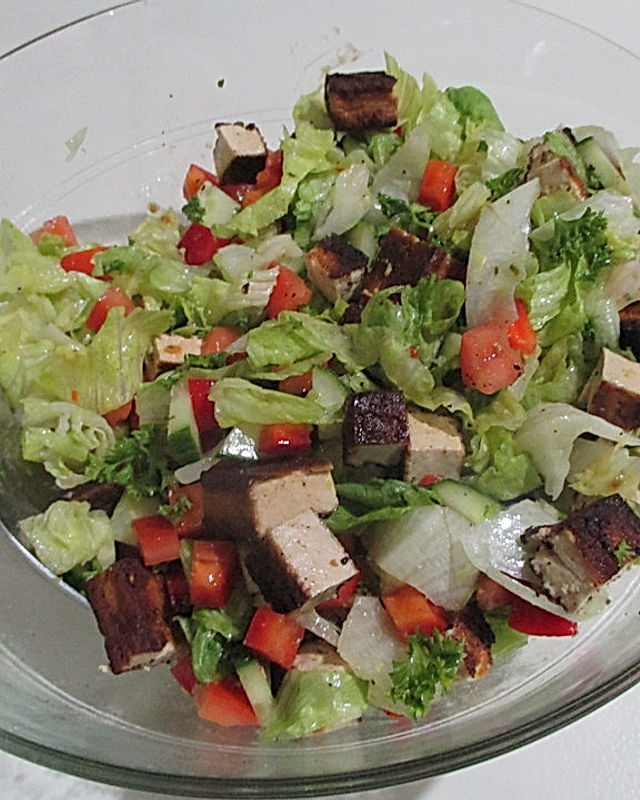 Salat mit gewürztem Tofu