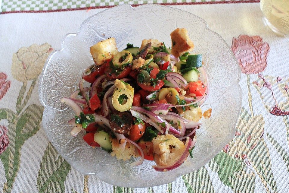 Knuspriger Brotsalat Knuspriger Brotsalat