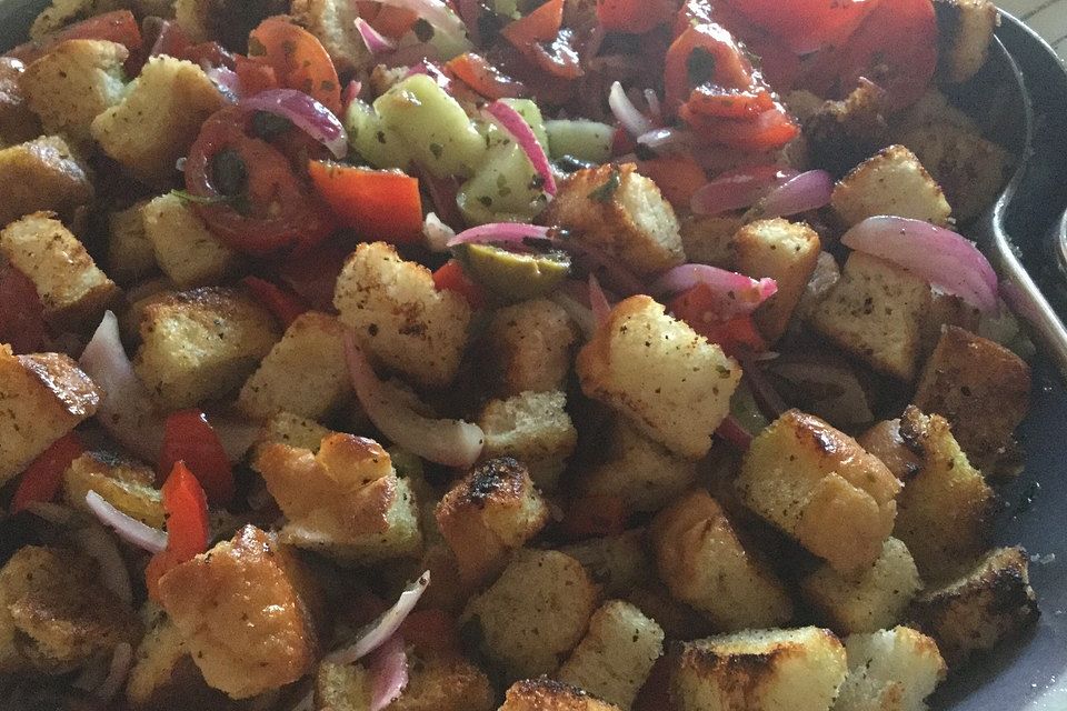 Knuspriger Brotsalat Knuspriger Brotsalat