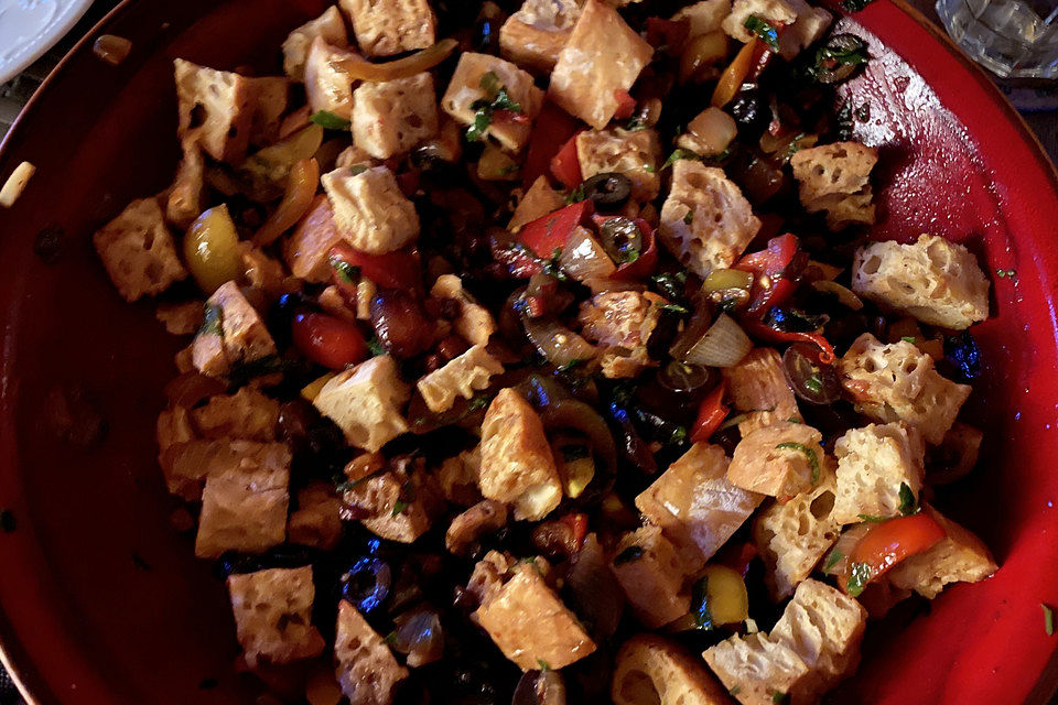 Knuspriger Brotsalat Knuspriger Brotsalat