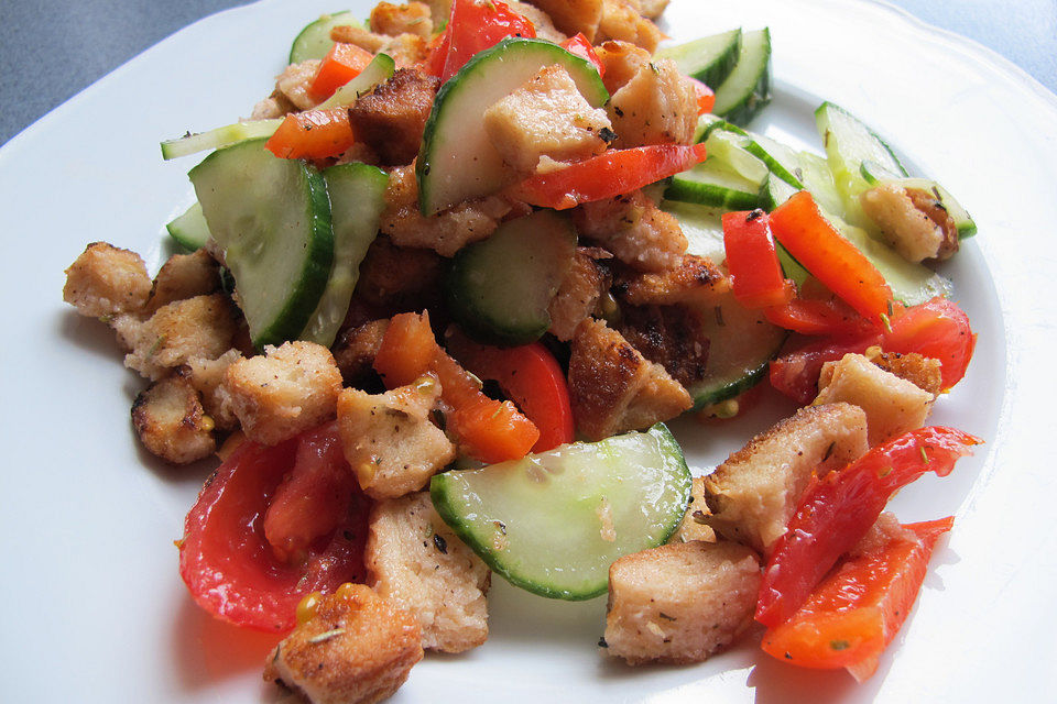 Knuspriger Brotsalat Knuspriger Brotsalat