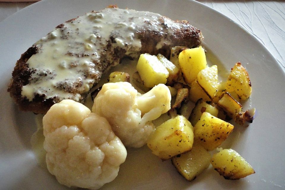 Panierte Schnitzel mit Gorgonzolasauce