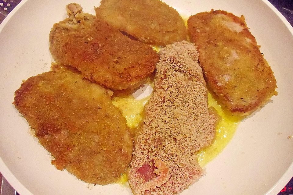 Panierte Schnitzel mit Gorgonzolasauce