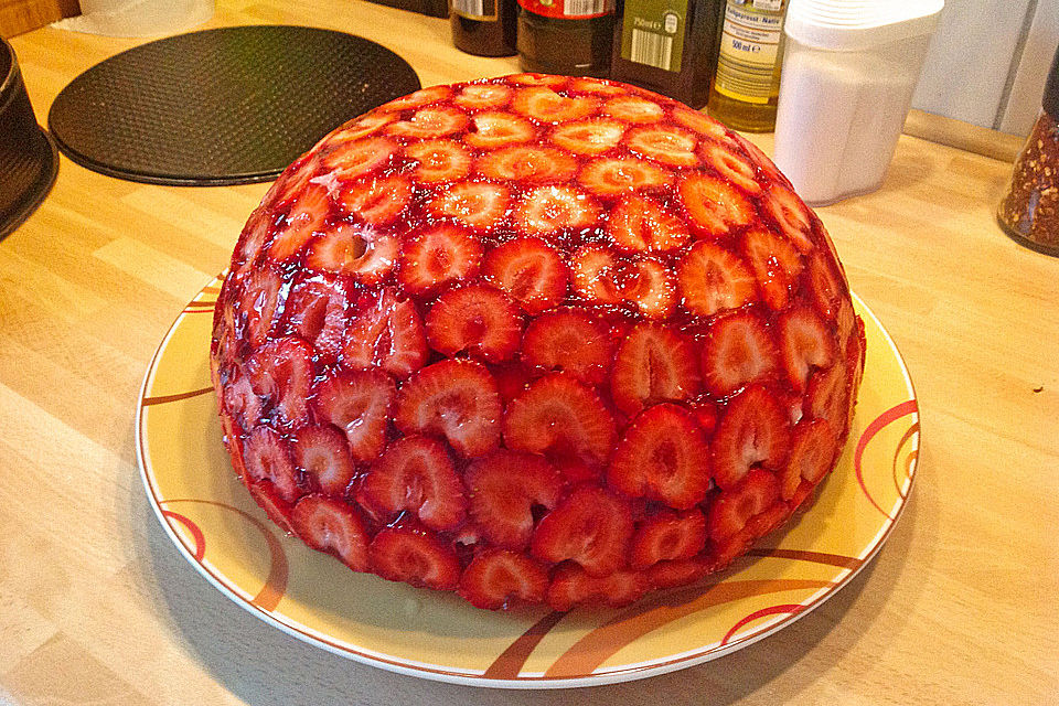 Mai - Torte mit Erdbeeren und Waldmeister