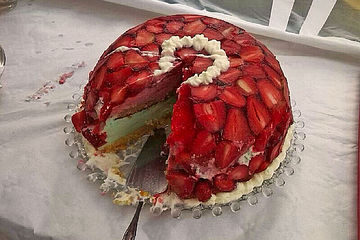 Mai Torte Mit Erdbeeren Und Waldmeister Von Enomi S Chefkoch