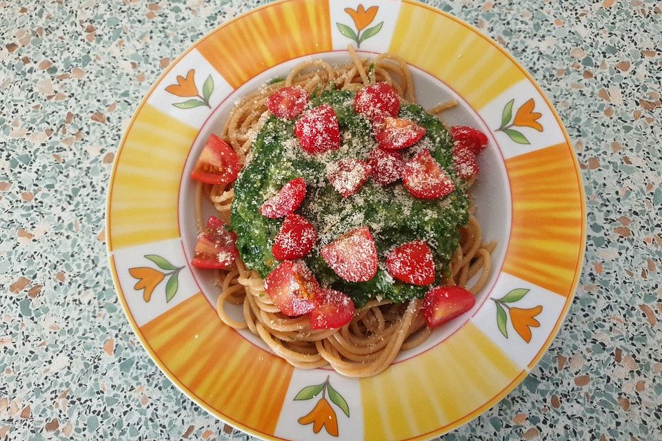 Gesundes Nudelgericht mit Blattspinat und Tomaten