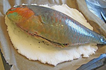Papageienfisch aus dem Salzteig mit Gemüseperlen, rotem Camarguereis und einer Weißweinsauce