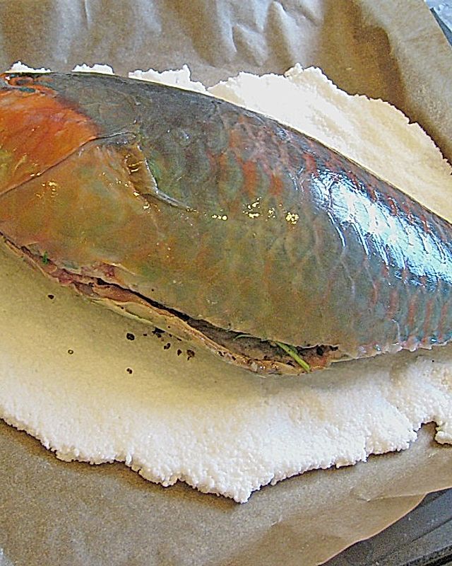 Papageienfisch aus dem Salzteig mit Gemüseperlen, rotem Camarguereis und einer Weißweinsauce
