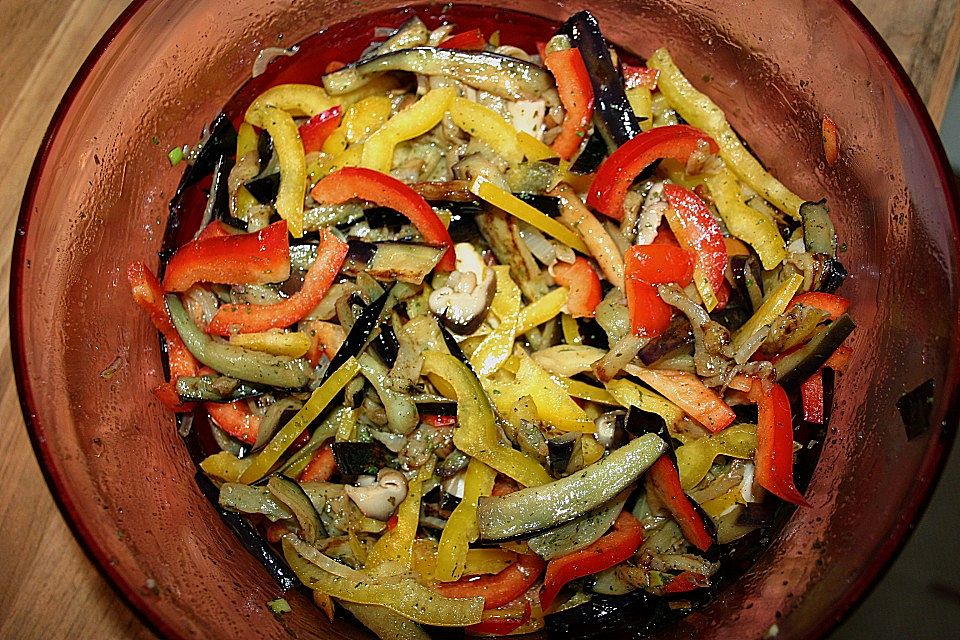 Auberginensalat mit Paprika und Pilzen