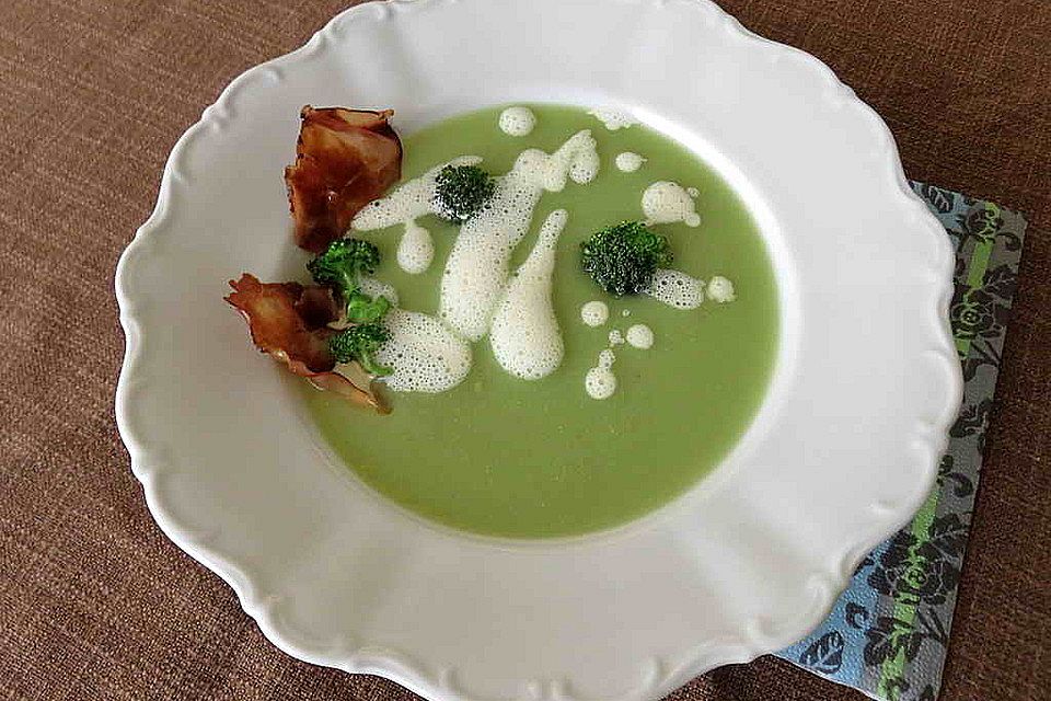 Cremige Erbsensuppe mit Räucherlachs