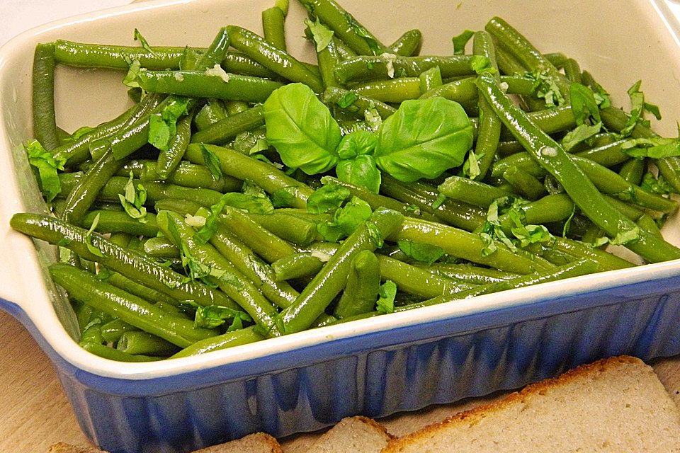 Grüner Bohnensalat mit Basilikum