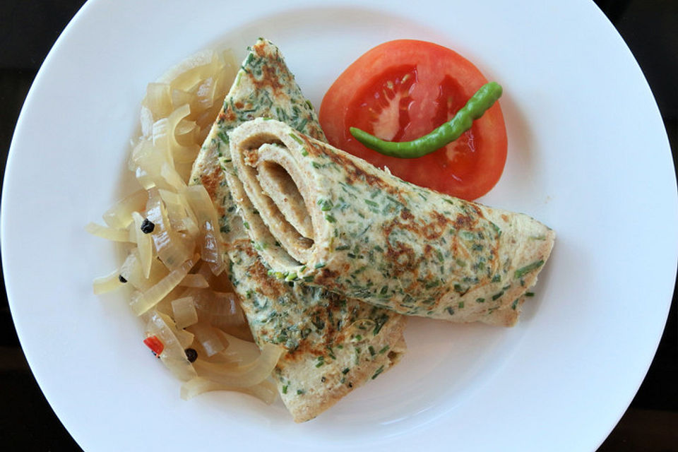 Herzhafte Pfannenkuchen mit Gemüse und Kräutern