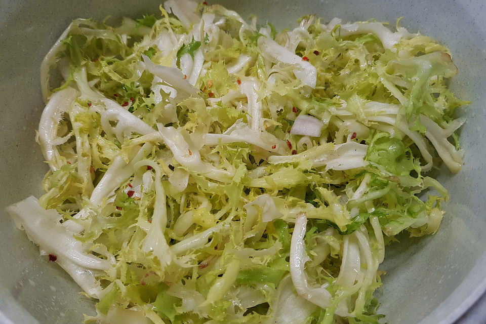 Knuspriger Frisee - Salat