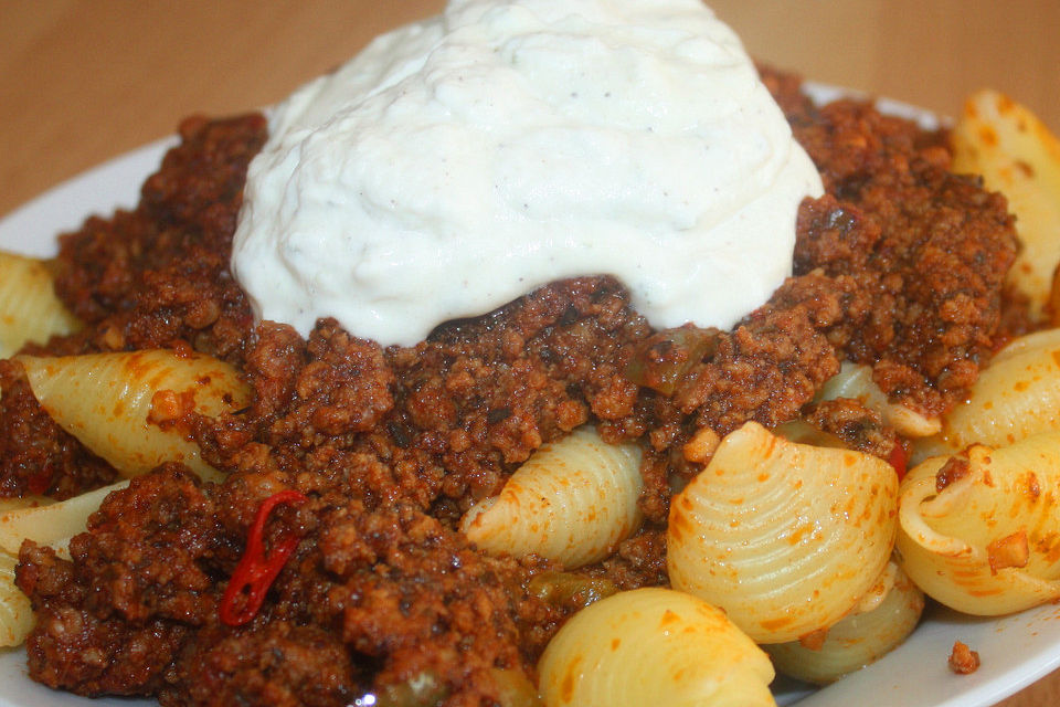 Schmetterlingsnudeln mit Hackfleisch und Joghurt