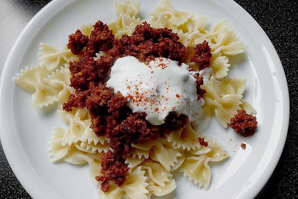 Schmetterlingsnudeln mit Hackfleisch und Joghurt