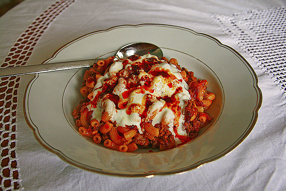 Schmetterlingsnudeln mit Hackfleisch und Joghurt