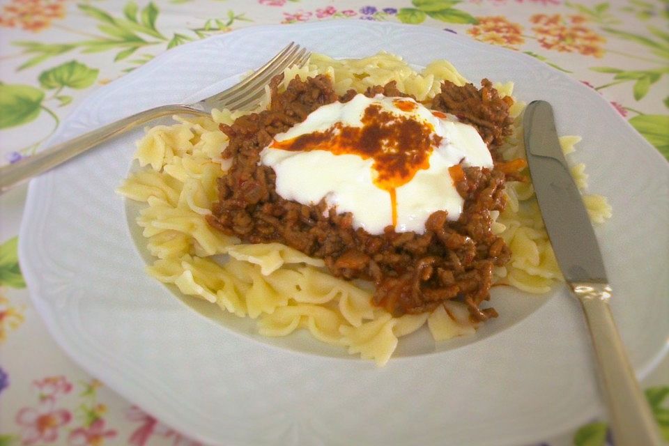 Schmetterlingsnudeln mit Hackfleisch und Joghurt