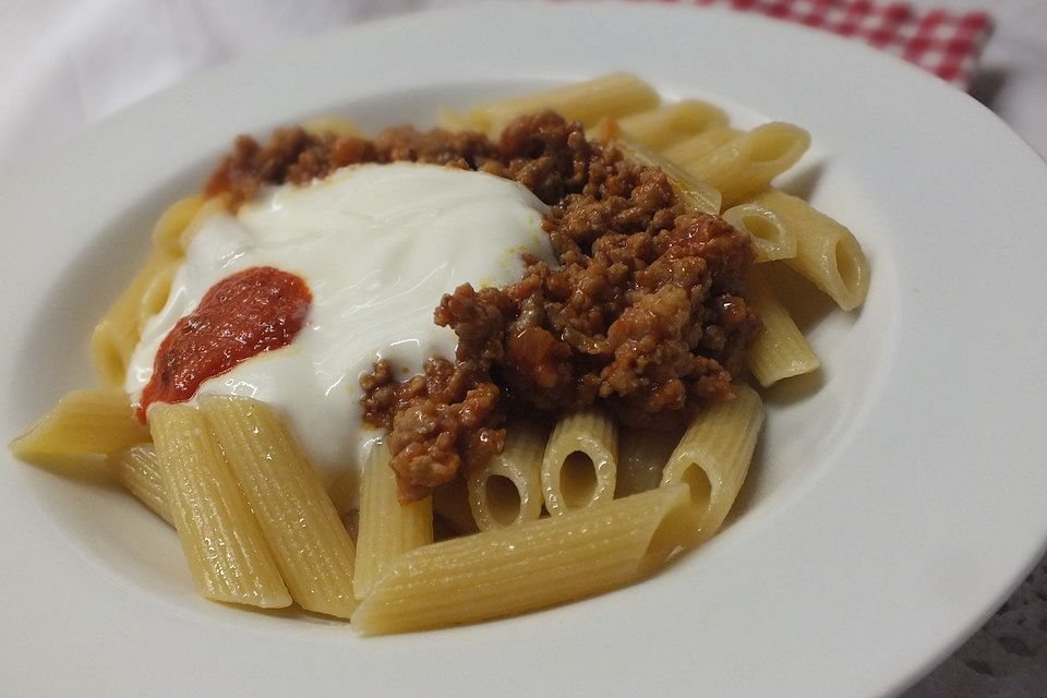 Schmetterlingsnudeln mit Hackfleisch und Joghurt