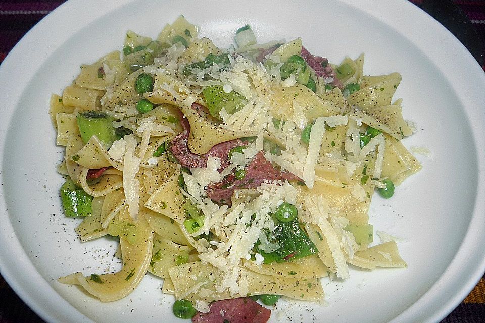 Pasta mit Erbsen und Parmaschinken