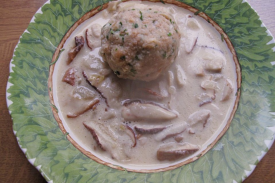 Steinpilze a la Creme mit Serviettenknödel