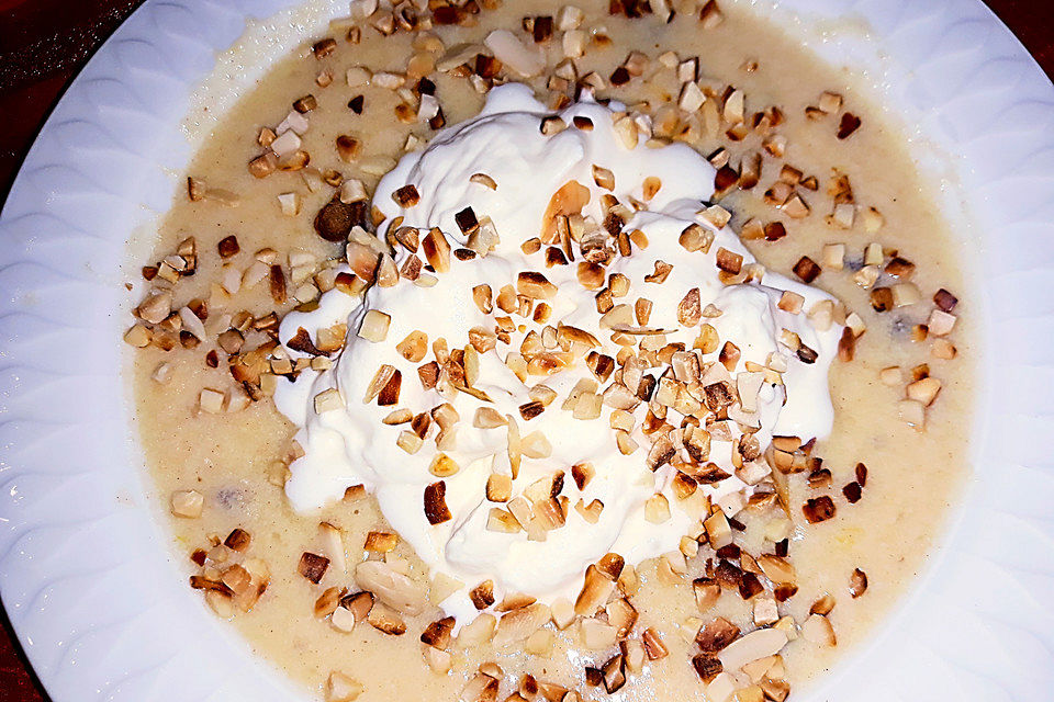 Warme Buttermilchsuppe mit Rosinen und Schlagsahne