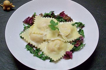 Hausgemachte Ravioli mit Quark - Käse - Kräuter - Füllung