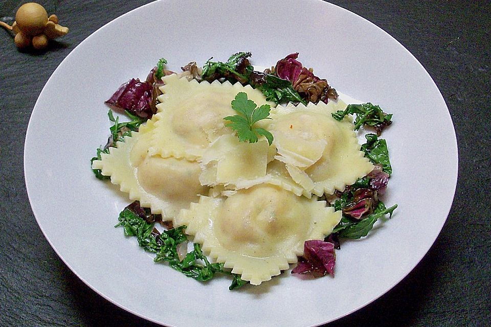 Hausgemachte Ravioli mit Quark - Käse - Kräuter - Füllung