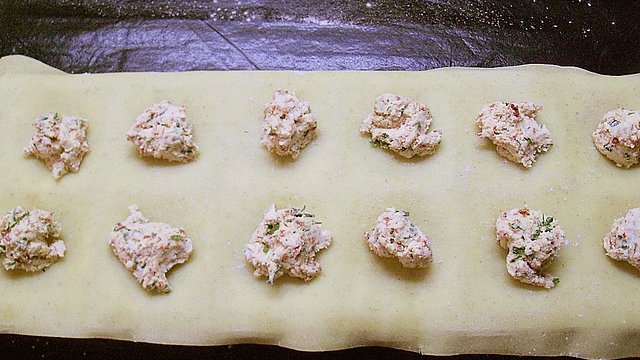 Hausgemachte Ravioli mit Quark - Käse - Kräuter - Füllung von floo